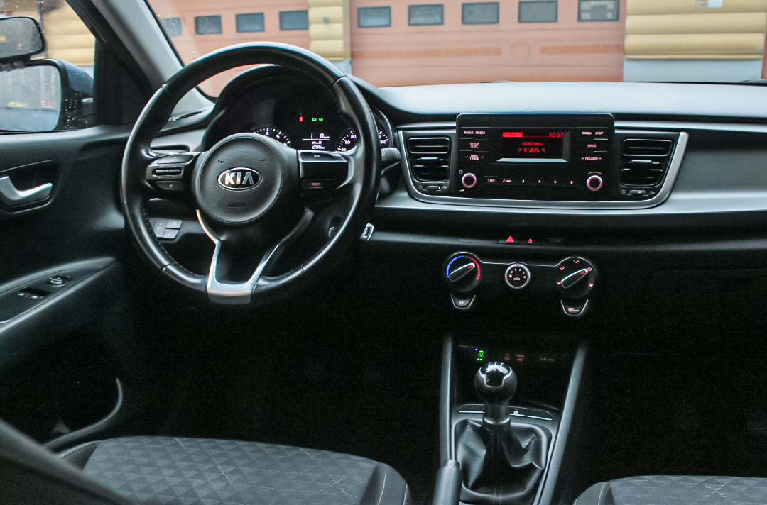 Wnętrze samochodu szkoleniowego OSK KAMIL